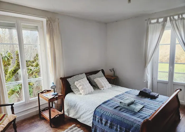 Demeure Perigourdine, Prairies Et Acces Riviere Holiday home *