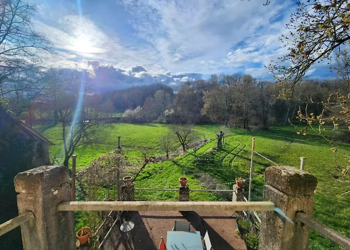 Demeure Perigourdine, Prairies Et Acces Riviere Holiday home *